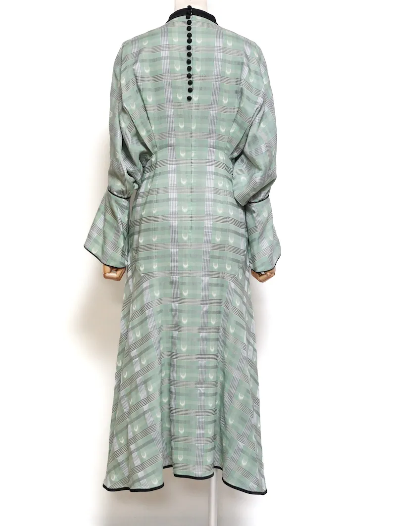 Mame Kurogouchi（マメ クロゴウチ）  KASURIプレイドドレス（グリーン/サイズ1）トルソー背面