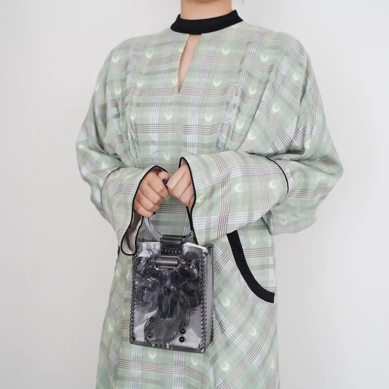 Mame Kurogouchi（マメ クロゴウチ）  KASURIプレイドドレス（グリーン/サイズ1）モデルバストアップ