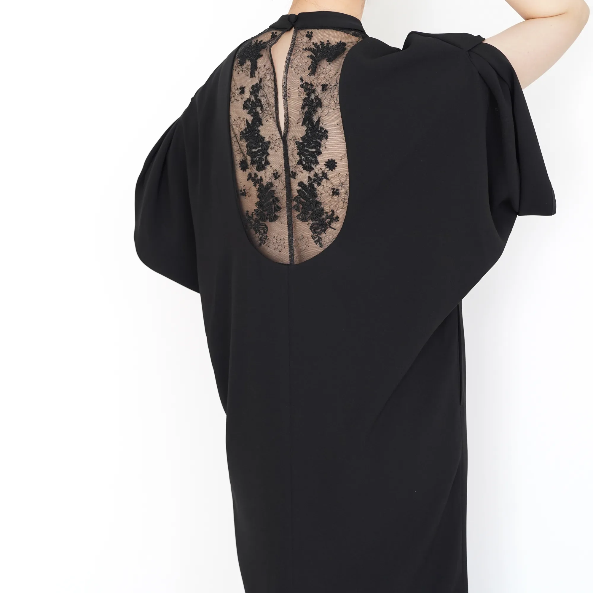 Mame Kurogouchi（マメ クロゴウチ）  エンブロイダリーレースバッグドレス（ブラック/2）背面アップ