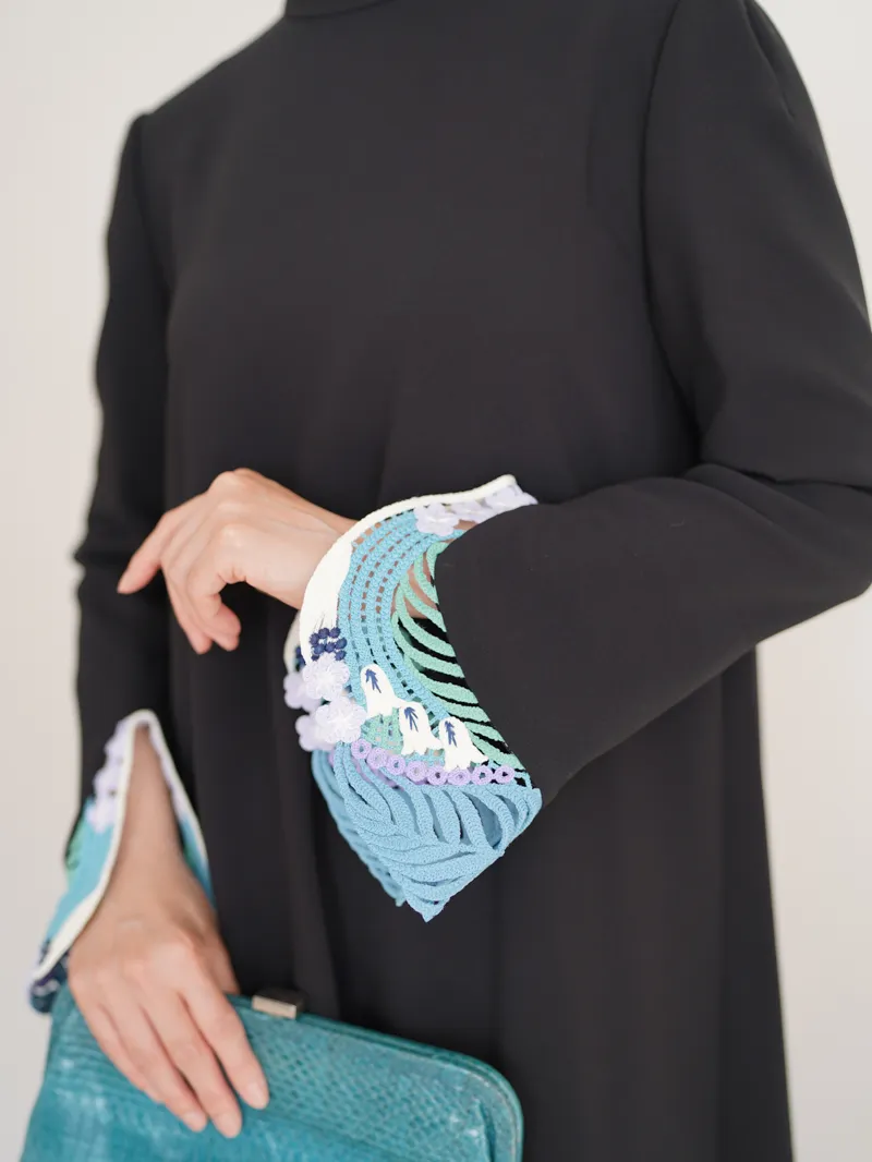 Mame Kurogouchi（マメ クロゴウチ）  エンブロイダードカフスAラインドレス（ブラック×ブルー/サイズ2）正面袖