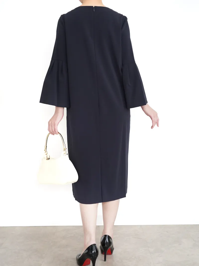 UNITED ARROWS（ユナイテッドアローズ） パウダリードレープIラインドレス（ネイビー/サイズ38）　モデル背面