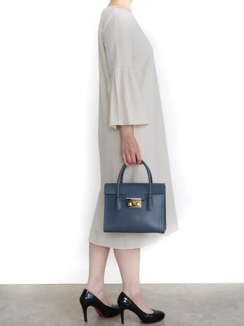 UNITED ARROWS（ユナイテッドアローズ） パウダリードレープIラインドレス（ベージュ/サイズ38）　モデル側面