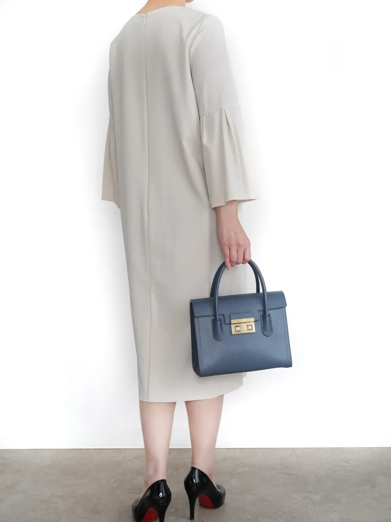 UNITED ARROWS（ユナイテッドアローズ） パウダリードレープIラインドレス（ベージュ/サイズ38）　モデル背面