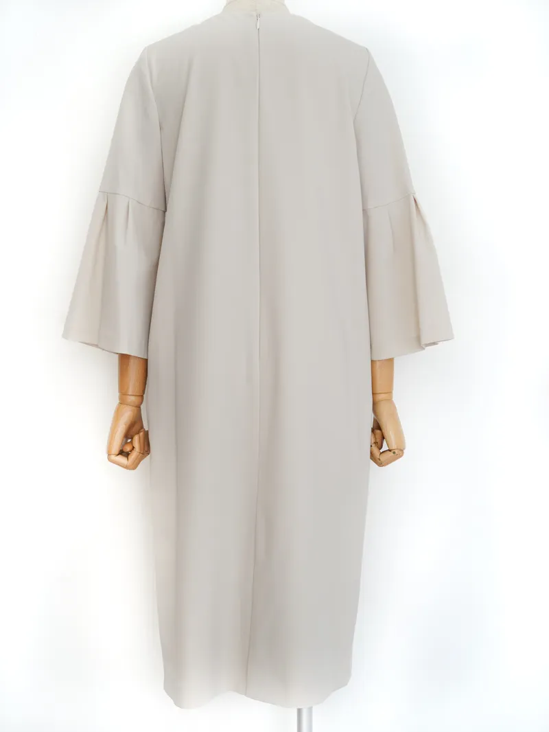 UNITED ARROWS（ユナイテッドアローズ） パウダリードレープIラインドレス（ベージュ/サイズ38）　トルソー背面