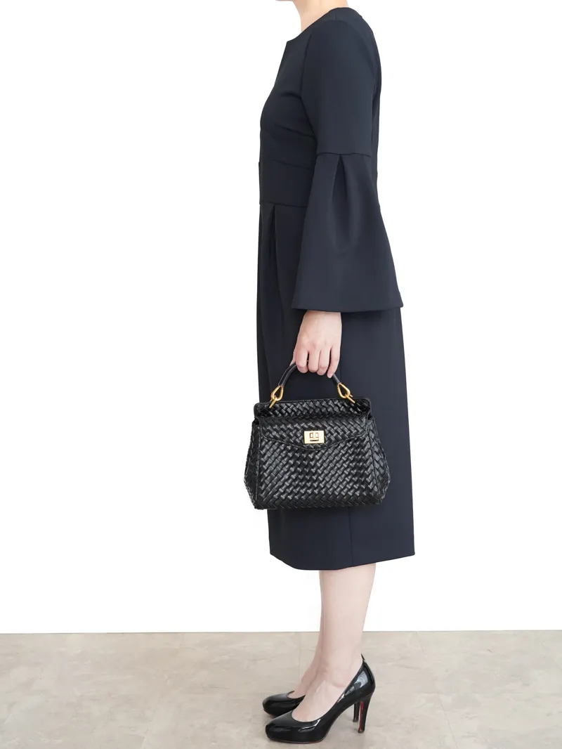 UNITED ARROWS（ユナイテッドアローズ） パールモチーフ スリットノーカラードレス（ネイビー/サイズ38）　モデル側面