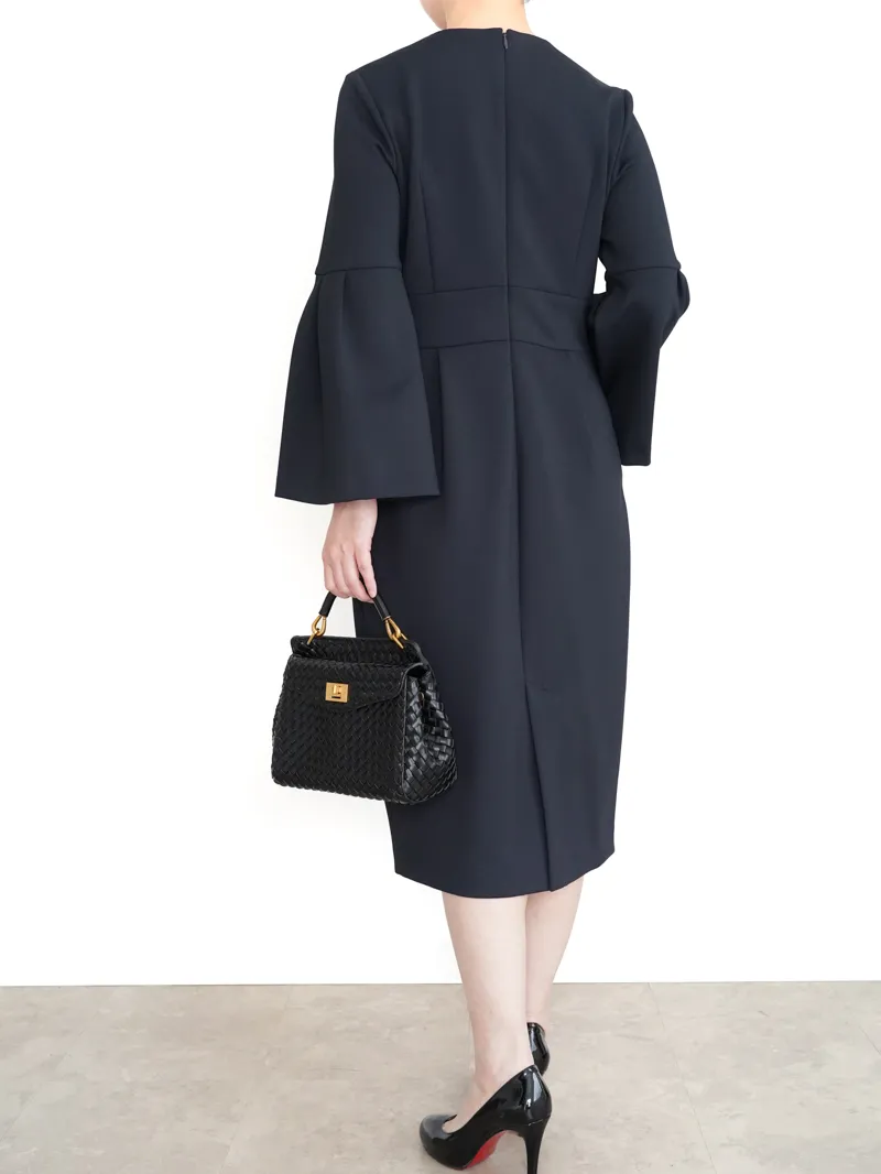 UNITED ARROWS（ユナイテッドアローズ） パールモチーフ スリットノーカラードレス（ネイビー/サイズ38）　モデル背面