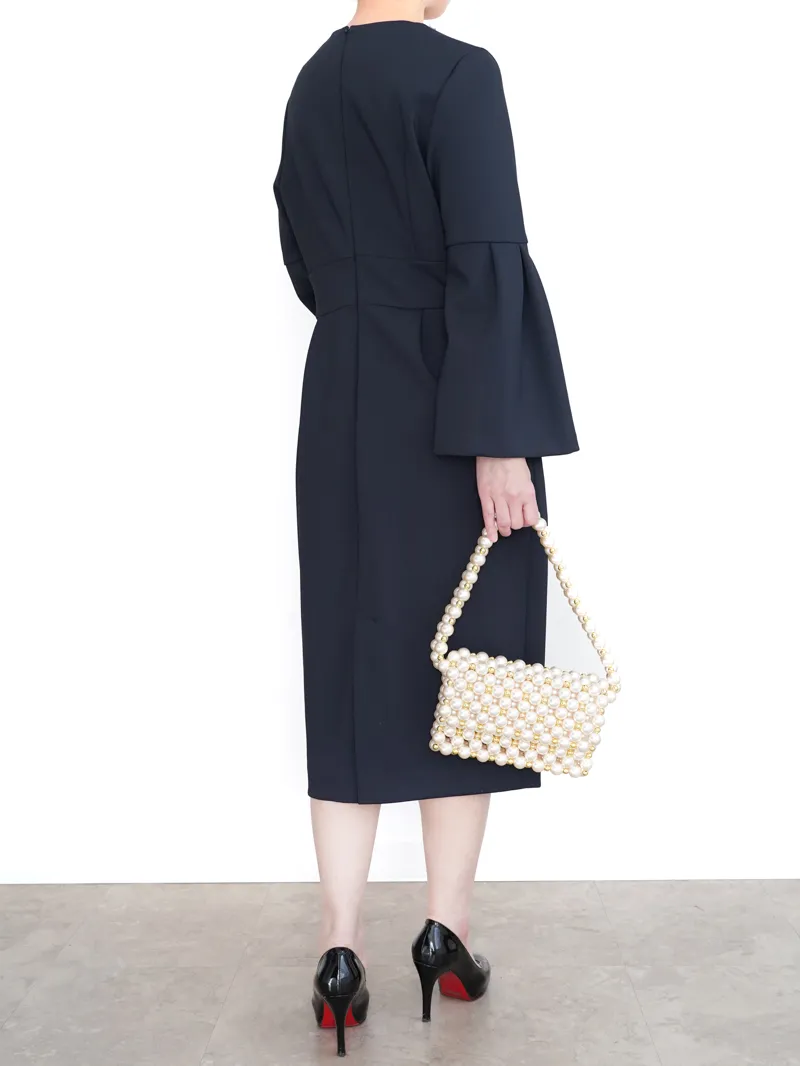 UNITED ARROWS（ユナイテッドアローズ） パールモチーフ スリットノーカラードレス（ネイビー/サイズ40）　モデル背面