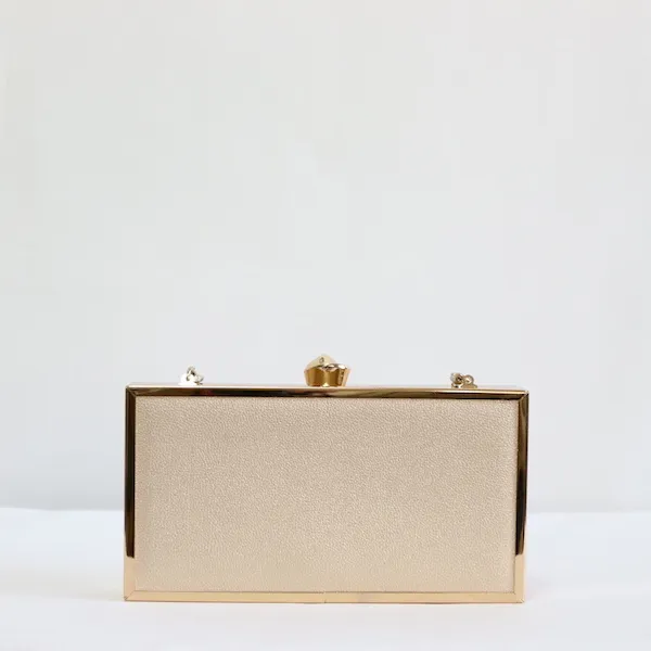 FOREVER NEW（フォーエヴァーニュー）  ゴールドレザー＆パールクラッチバッグ背面