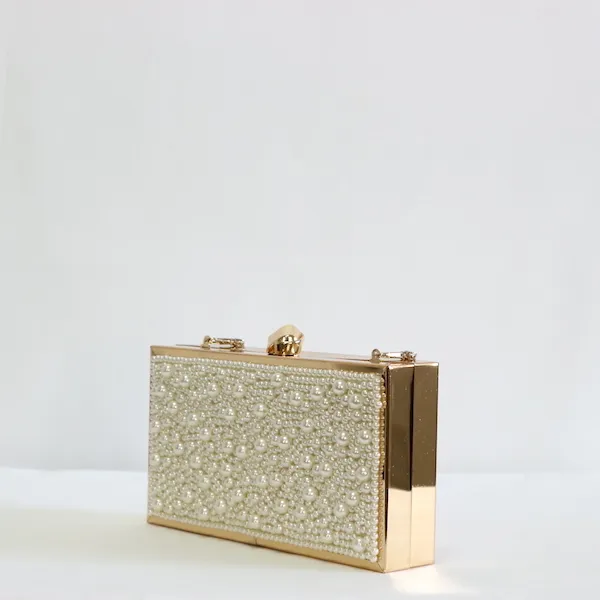 FOREVER NEW（フォーエヴァーニュー）  ゴールドレザー＆パールクラッチバッグ側面