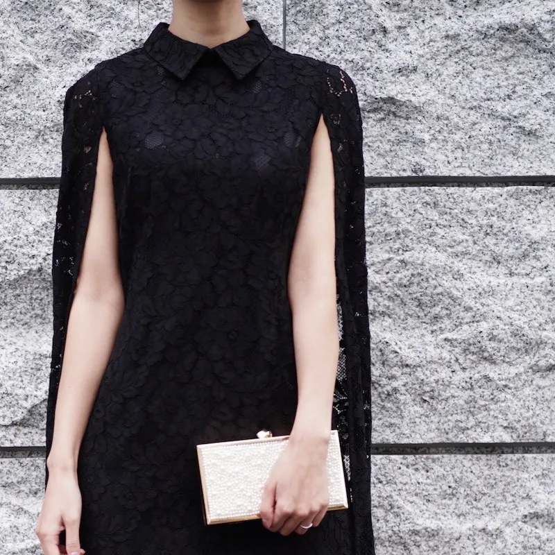 FOREVER NEW（フォーエヴァーニュー）  ゴールドレザー＆パールクラッチバッグ　モデル所持