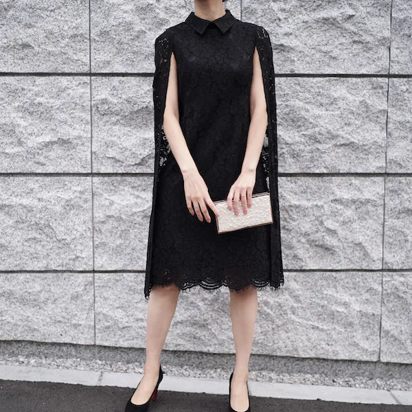 FOREVER NEW（フォーエヴァーニュー）  ゴールドレザー＆パールクラッチバッグ　モデル全身所持