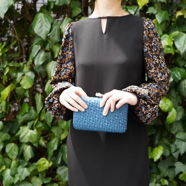 FOREVER NEW（フォーエヴァーニュー）  イントレチャートサテンクラッチバッグ　モデル着用アップ