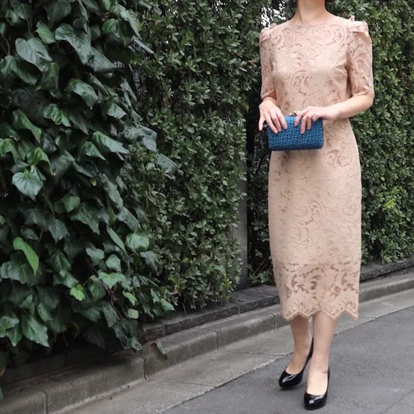 FOREVER NEW（フォーエヴァーニュー）  イントレチャートサテンクラッチバッグ　モデル着用