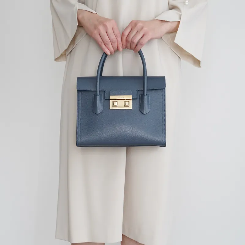 FURLA（フルラ）  ショルダー付きハンドバッグ　モデル所持