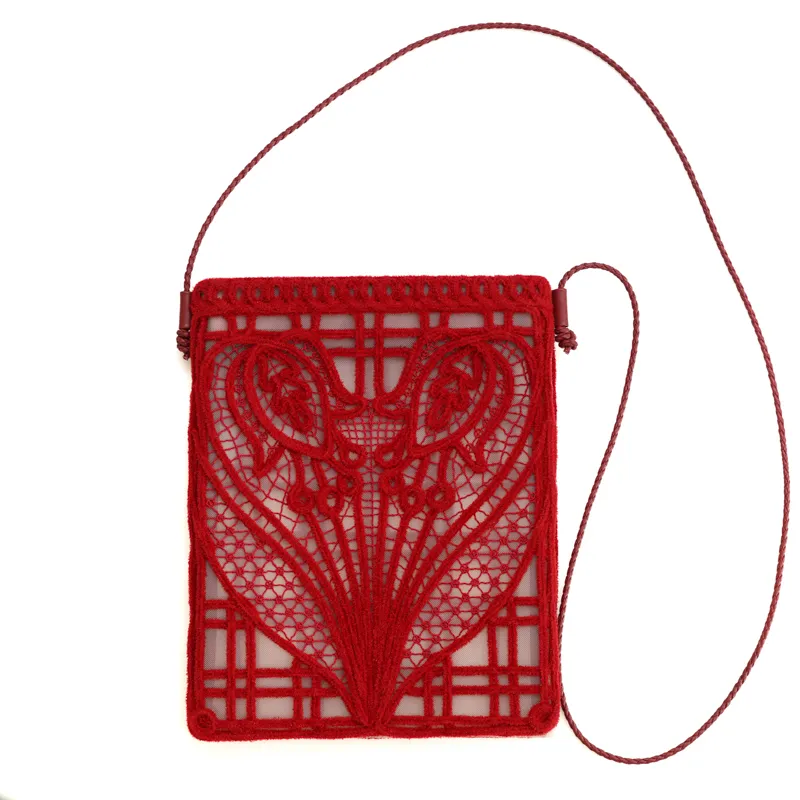 Mame Kurogouchi（マメ クロゴウチ）  コーディングエンブロイダリーポーチ（レッド）