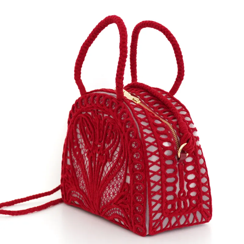 Mame Kurogouchi（マメ クロゴウチ）  コーディングエンブロイダリーハンドバッグ（レッド）斜め