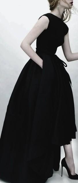 30代の上質ファッション、大人リトルブラックドレス│LIFE IS DRESS（ブランドドレスレンタルのTHE DRESS）