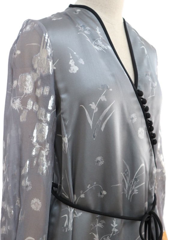 Mame Kurogouchi（マメ クロゴウチ） シルクラメプリントVネックドレス（グレー/サイズ1）｜レンタルドレス THE DRESS
