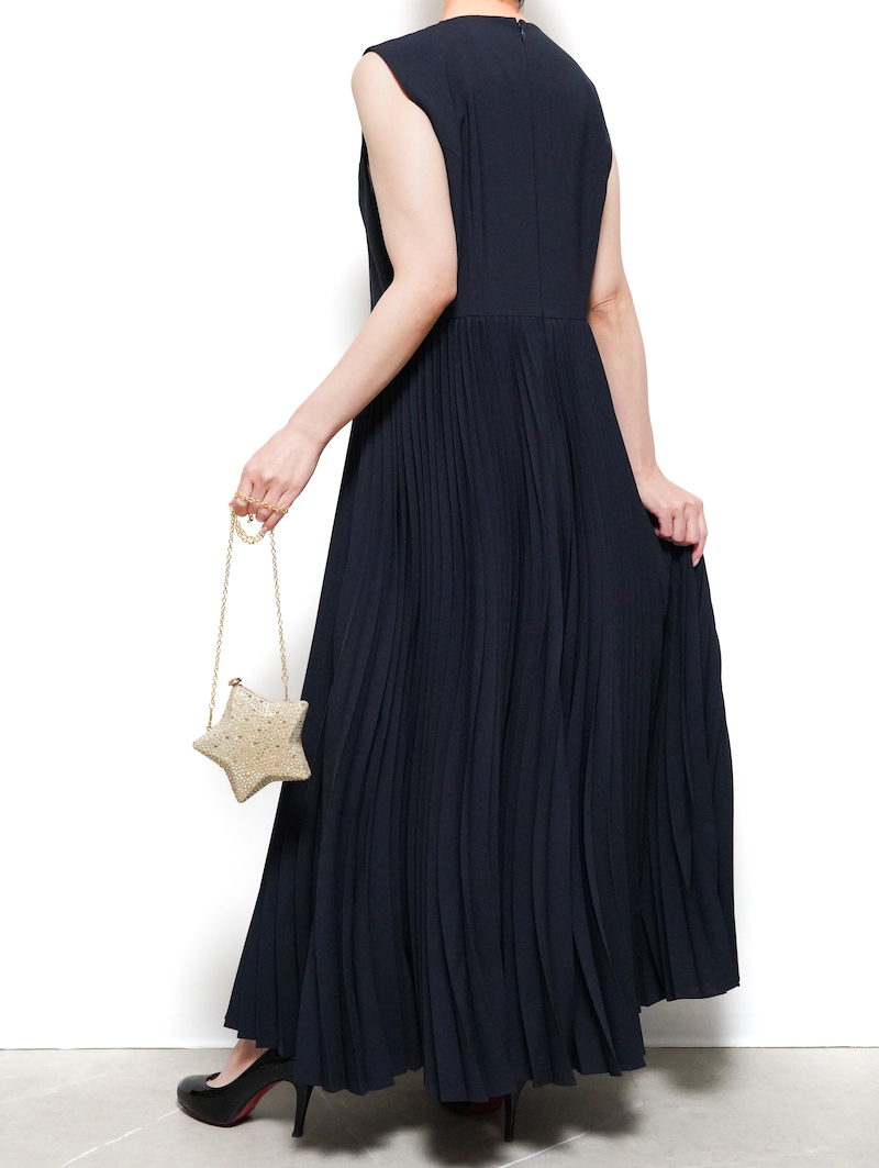 Mame Kurogouchi（マメ クロゴウチ） カーブプリーツスリーブレスドレス（ネイビー/サイズ2）｜レンタルドレス THE DRESS