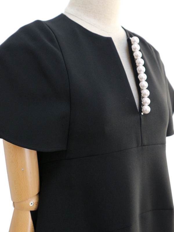 YOKO CHAN（ヨーコチャン） フレアスリーブパールスリットラインドレス（ブラック/サイズ36）｜レンタルドレス THE DRESS