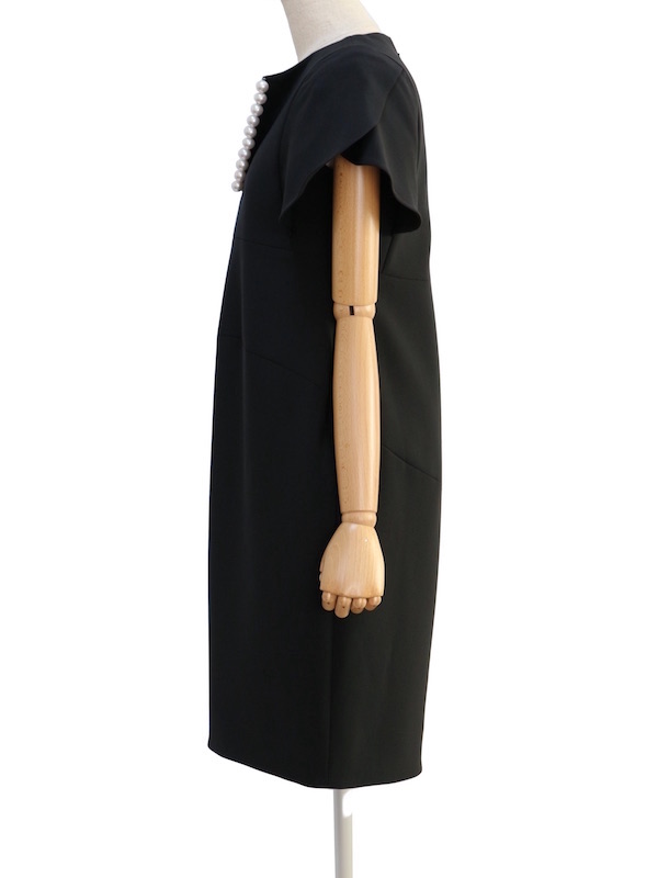 YOKO CHAN（ヨーコチャン） フレアスリーブパールスリットラインドレス（ブラック/サイズ38）｜レンタルドレス THE DRESS